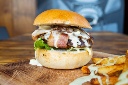 Hamburguesa Bacon Explosion - Estación 19 - Grupo Brasa